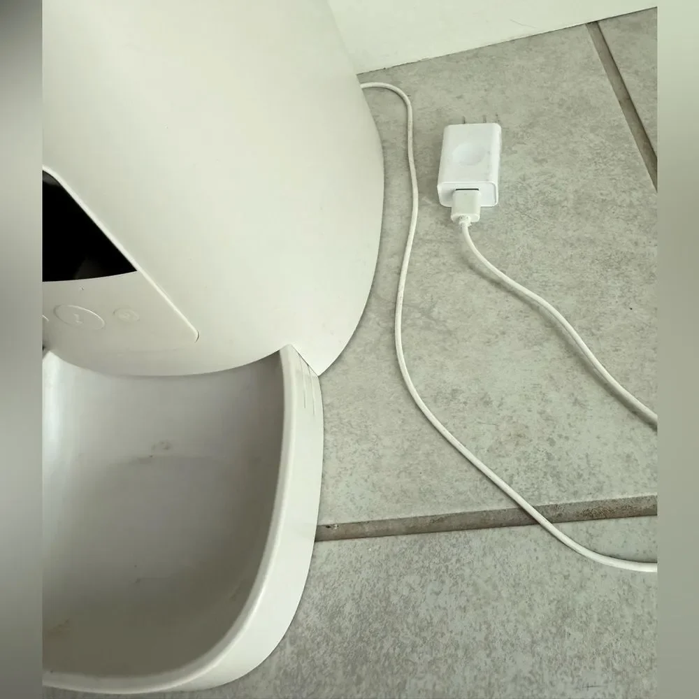 White and‎ Black Dog Feeder with Automatic Dispensing